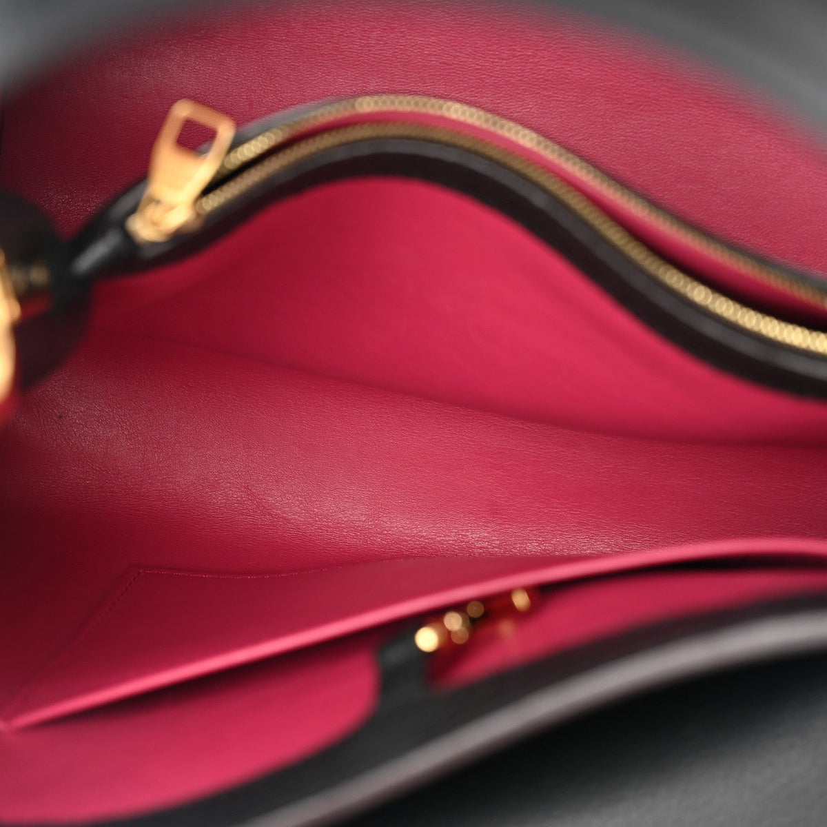 Taurillon Capucines MM Black Fuchsia